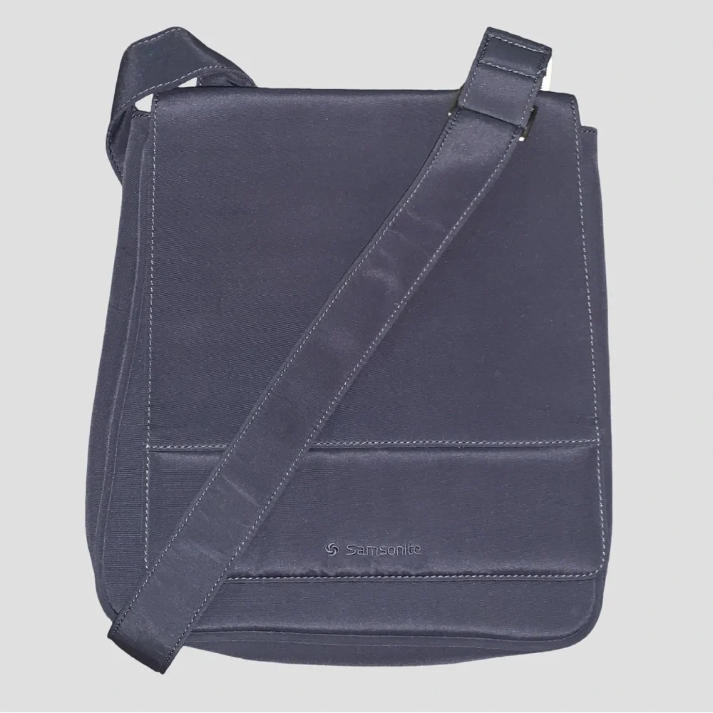 Samsonite Crossbody Travel tablet  Nylon Bag Gray With Pockets And Magnetic Snap